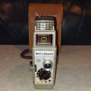 VINTAGE 1940s COLLECTIBLE BELL & HOWELL 319 8mm MOVIE CAMERA SUNOMETER TRI-LENS